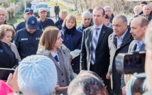 Майя Санду посетила населенный пункт Наславча где упали обломки сбитой ракеты